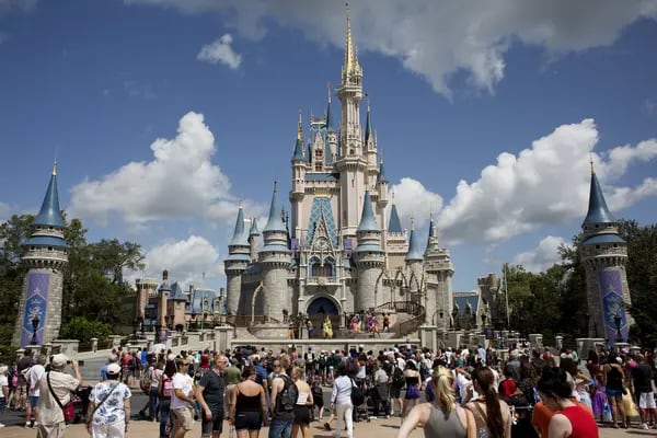Parque da Disney nos EUA: brasileiros retomam viagens para destinos no exterior