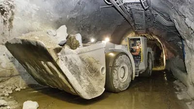 Un trabajador conduce una maquinaria pesada en una mina de Chile. Fotógrafo: Morten Andersen/Bloomberg