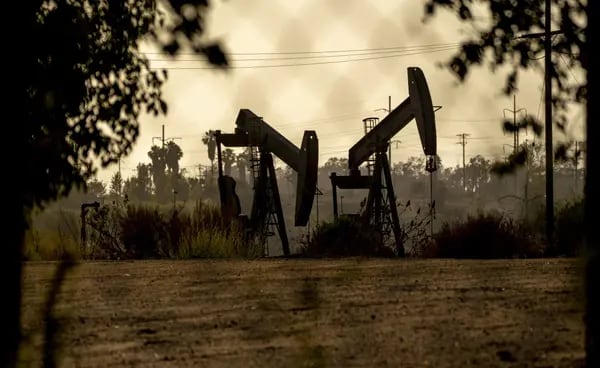 Una operación de extracción de petróleo en California, EE.UU.