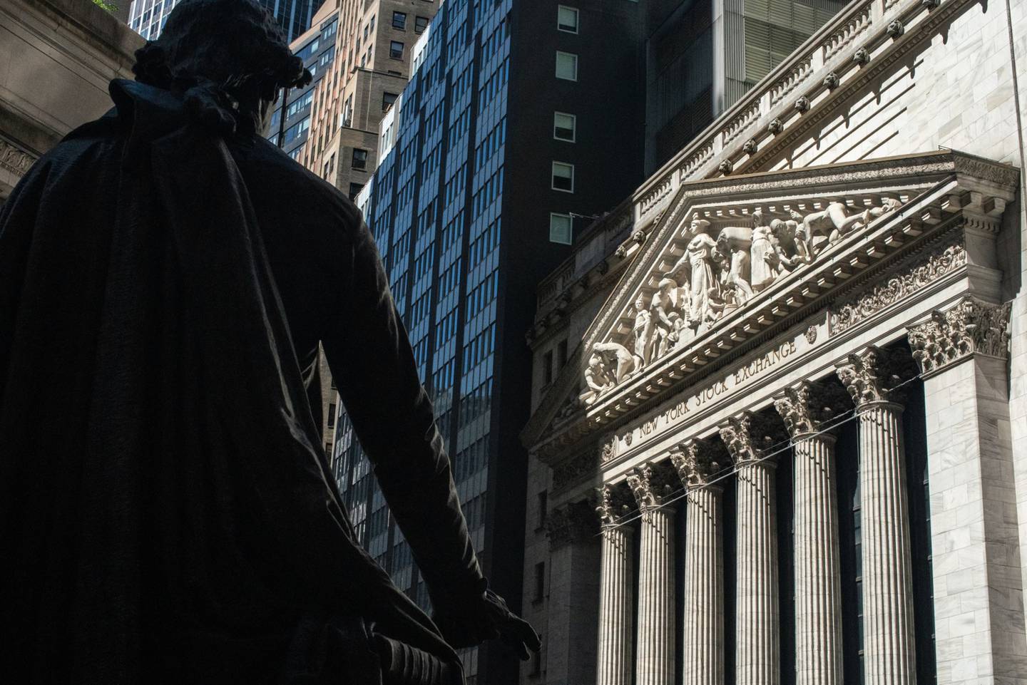 A statue of George Washington stands outside Federal Hall near the New York Stock Exchange (NYSE) in New York, U.S.,Photographer: Jeenah Moon/Bloomberg