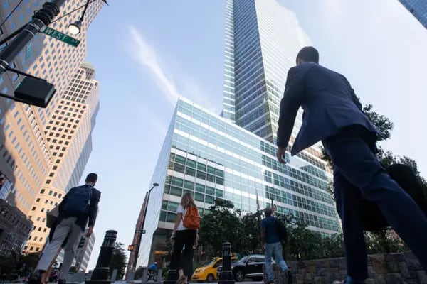 Trabajadores de oficina caminan cerca de la sede de Goldman Sachs Group Inc. en Nueva York, Estados Unidos, el jueves 22 de julio de 2021. Un fotógrafo: Michael Nagle/Bloomberg
