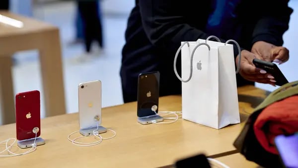 Apple cae por advertencia de golpe de US$8.000 millones por restricciones en Chinadfd