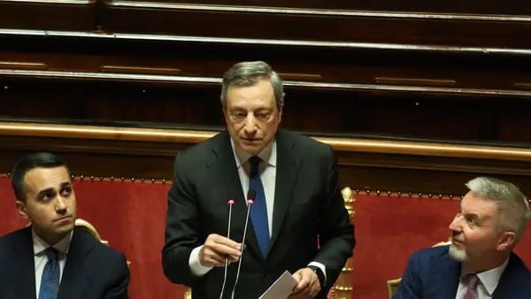 Draghi insinúa que podría seguir como primer ministro; activos italianos subendfd