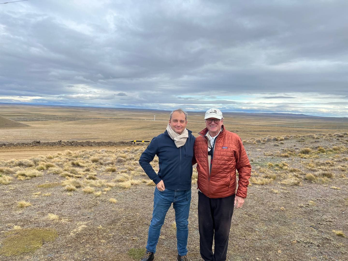 Nabil Katabi, Gerente de Financiamiento de proyectos junto a Jack W. Hanks, Presidente y CEO de MMEX Resources Corporation, en las tierras donde se hará el campo eólico (Río Grande, Tierra del Fuego)