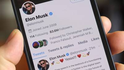 Elon Musk habría despedido a uno de sus ingenieros por falta de alcance en sus tuitsdfd