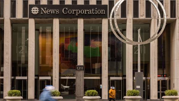 Acciones de News Corp. suben tras reporte de interés de Bloomberg en Dow Jones, WaPodfd