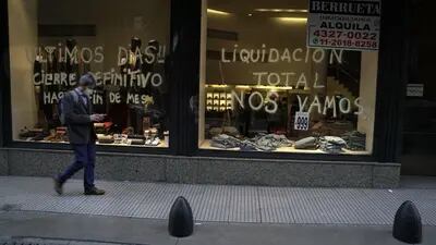 A store notifies customers of a liquidation sale before permanently closing in Buenos Aires, Argentina, on Thursday, July 7, 2022. Argentina's parallel exchange rate, untethered from the government's strict currency controls, has fallen 17% so far this week, prompting Buenos Aires shop owners to post signs announcing a 20% mark-up on all listed prices.