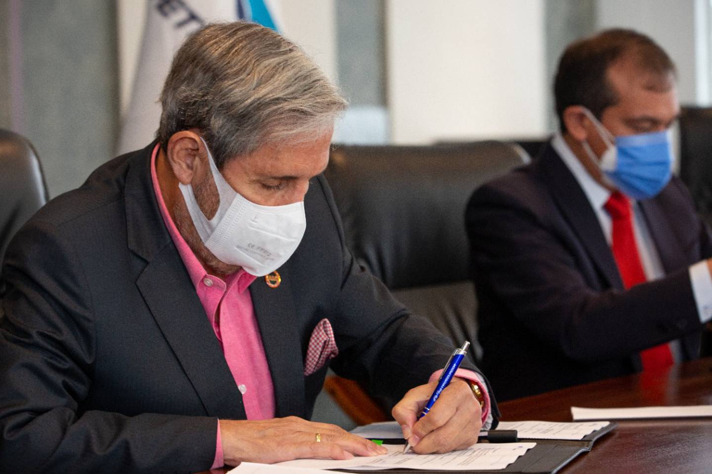 El gerente de Petroecuador, Ítalo Cedeño, firmó el contrato en representación del Gobierno.