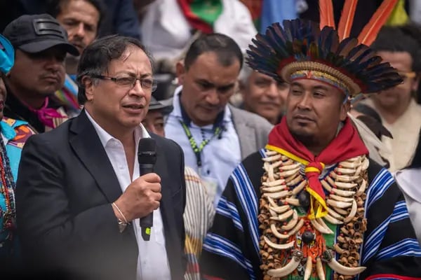 Gustavo Petro, a la izquierda, habla durante una ceremonia con la comunidad indígena en el Parque Tercer Milenio en Bogotá, Colombia, el sábado 6 de agosto de 2022.