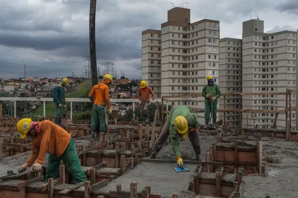 Contratistas colocan cemento durante la construcción en el complejo residencial Reserva Paulista en Sao Paulo, Brasil, el miércoles 21 de marzo de 2018.