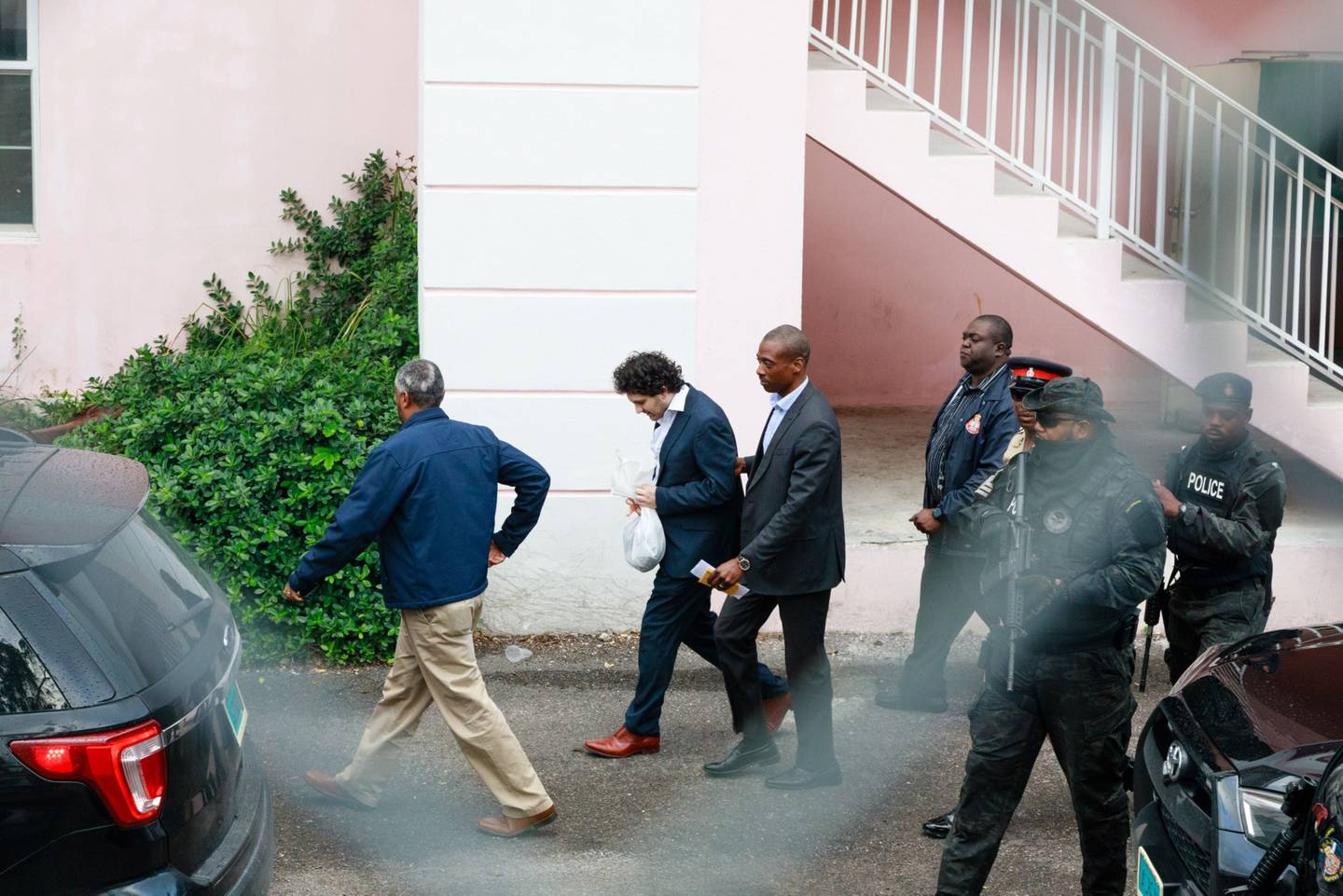 Sam Bankman-Fried escoltado a la salida del Tribunal de Magistrados en Nassau, Bahamas, el 21 de diciembre (Foto: Tristan Wheelock/Bloomberg)
