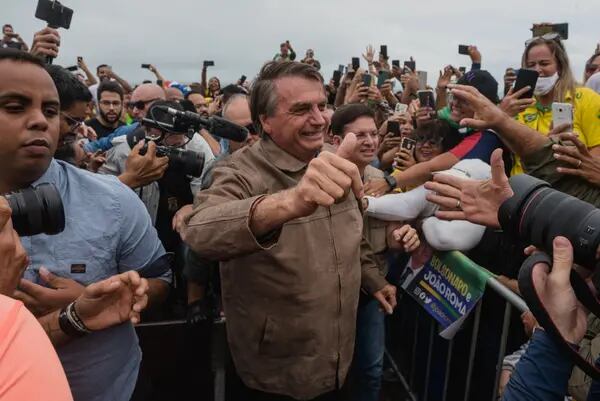 Jair Bolsonaro, presidente de Brasil, centro, saluda a los asistentes a un mitin durante el Día de la Independencia de Bahía en Salvador, estado de Bahía, Brasil, el sábado 2 de julio de 2022.