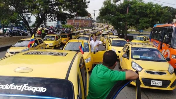 La Estrategia del Día: Paro de taxistas en Bogotá y lo que dijo Petro del sistema de salud dfd