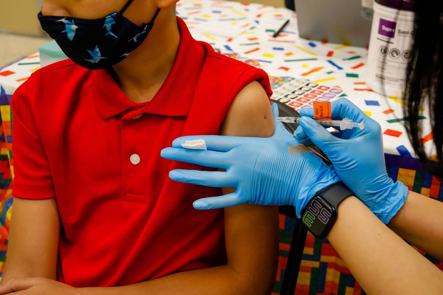 Un niño recibe una dosis de una vacuna contra el Covid-19.