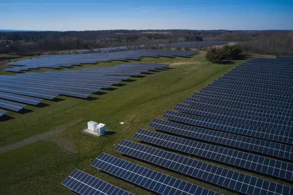 Paneles solares en la Granja Solar Comunitaria de Cascadilla, propiedad de la Universidad de Cornell, en Dryden, Nueva York, EE.UU., el lunes 10 de abril de 2023.