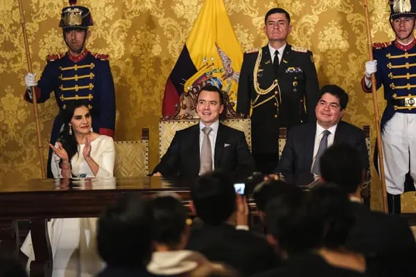 Daniel Noboa, presidente de Ecuador, centro, y Arturo Felix Wong, jefe de gabinete de Ecuador, derecha, durante una ceremonia de juramentación del nuevo gabinete de ministros en el Palacio de Carondelet en Quito.