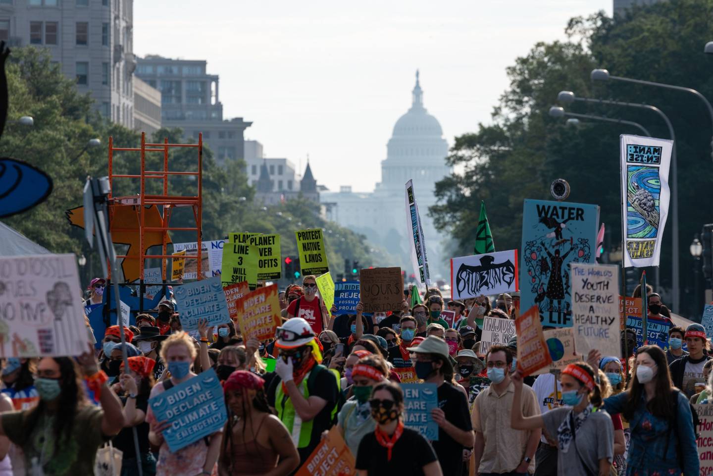 Manifestantes marchan durante una manifestación sobre el cambio climático en Washington, D.C., Estados Unidos, el viernes 15 de octubre de 2021.