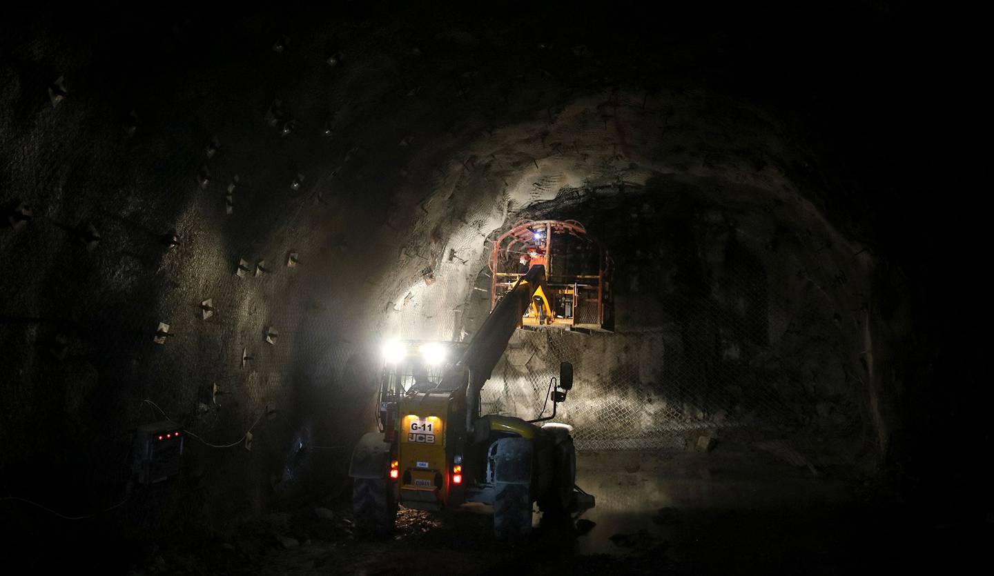 Un empleado se encuentra en un ascensor dentro de la mina de cobre El Teniente, de Codelco, cerca de Rancagua, Chile.