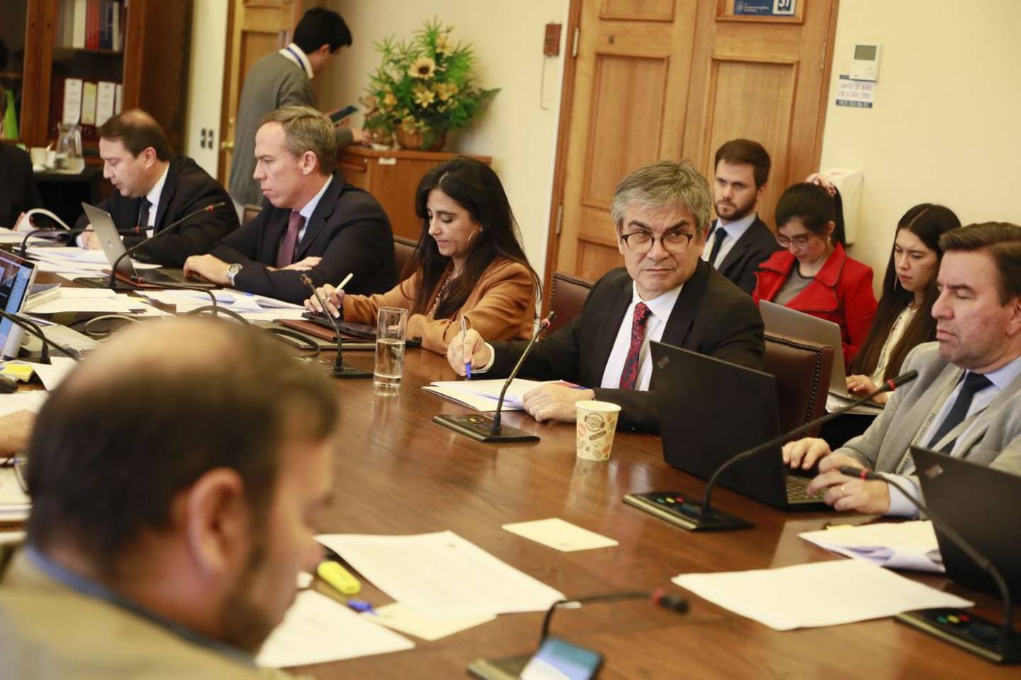 El ministro de Hacienda, Mario Marcel, junto a parlamentarios chilenos. Foto: Ministerio de Haciendadfd
