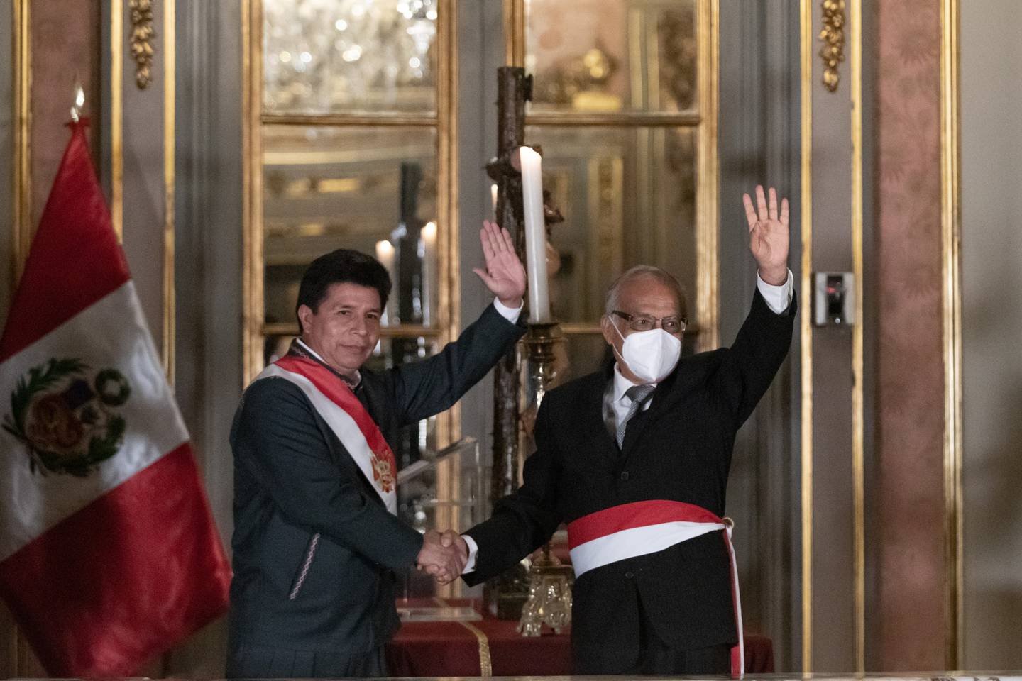 El presidente Castillo le da la mano a Aníbal Torres durante la ceremonia de juramentación en el Palacio de Gobierno en Lima, Perú, el 8 de febrero.Fotógrafo: Ángela Ponce/Bloomberg