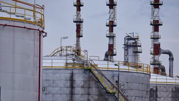 Petróleo alcanza nivel más alto en casi dos semanas ante posible prohibición a Rusiadfd