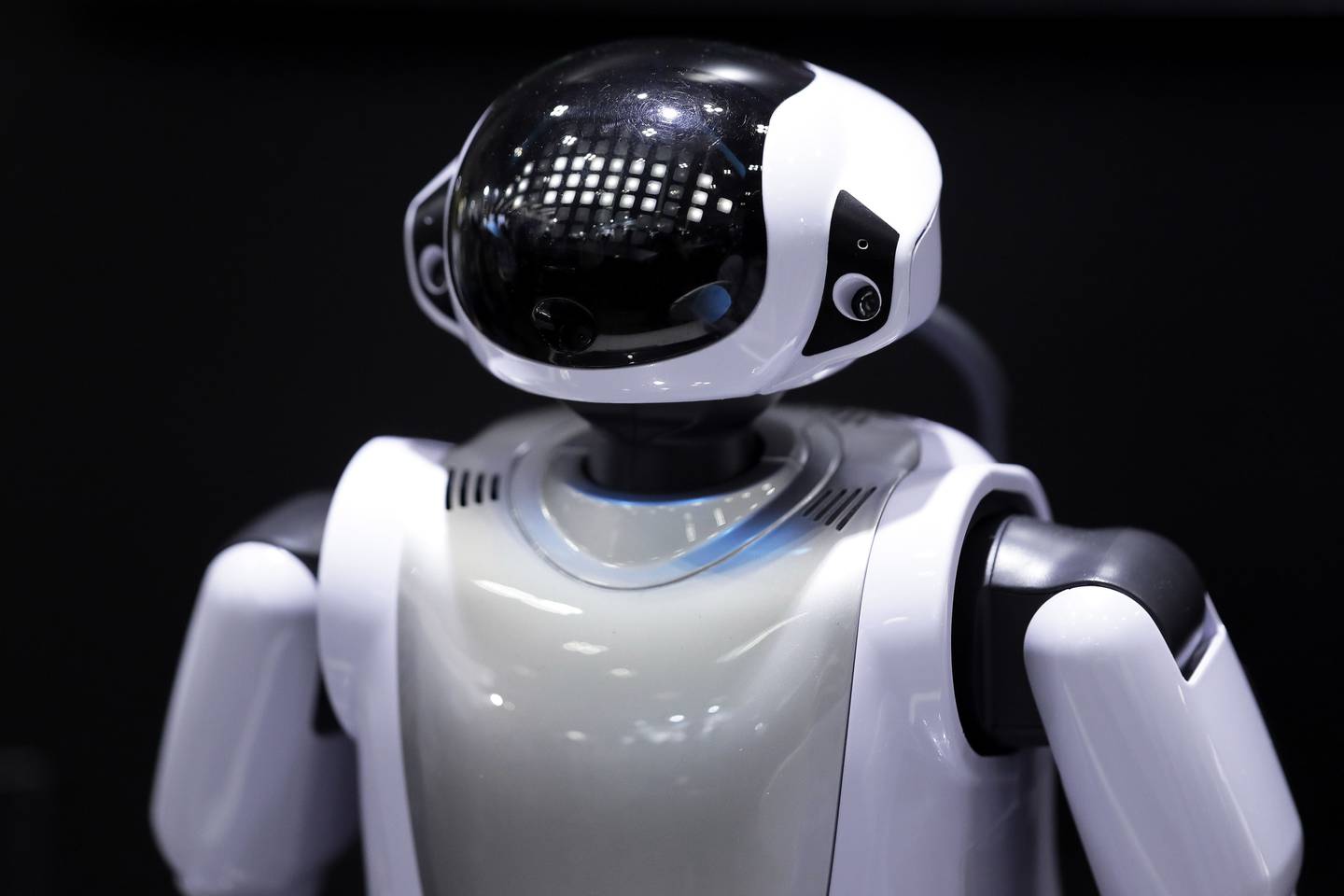 Un robot Fujisoft Inc. Palro se exhibe en la Exposición y Conferencia de Inteligencia Artificial en Tokio, Japón, el miércoles 4 de abril de 2018.