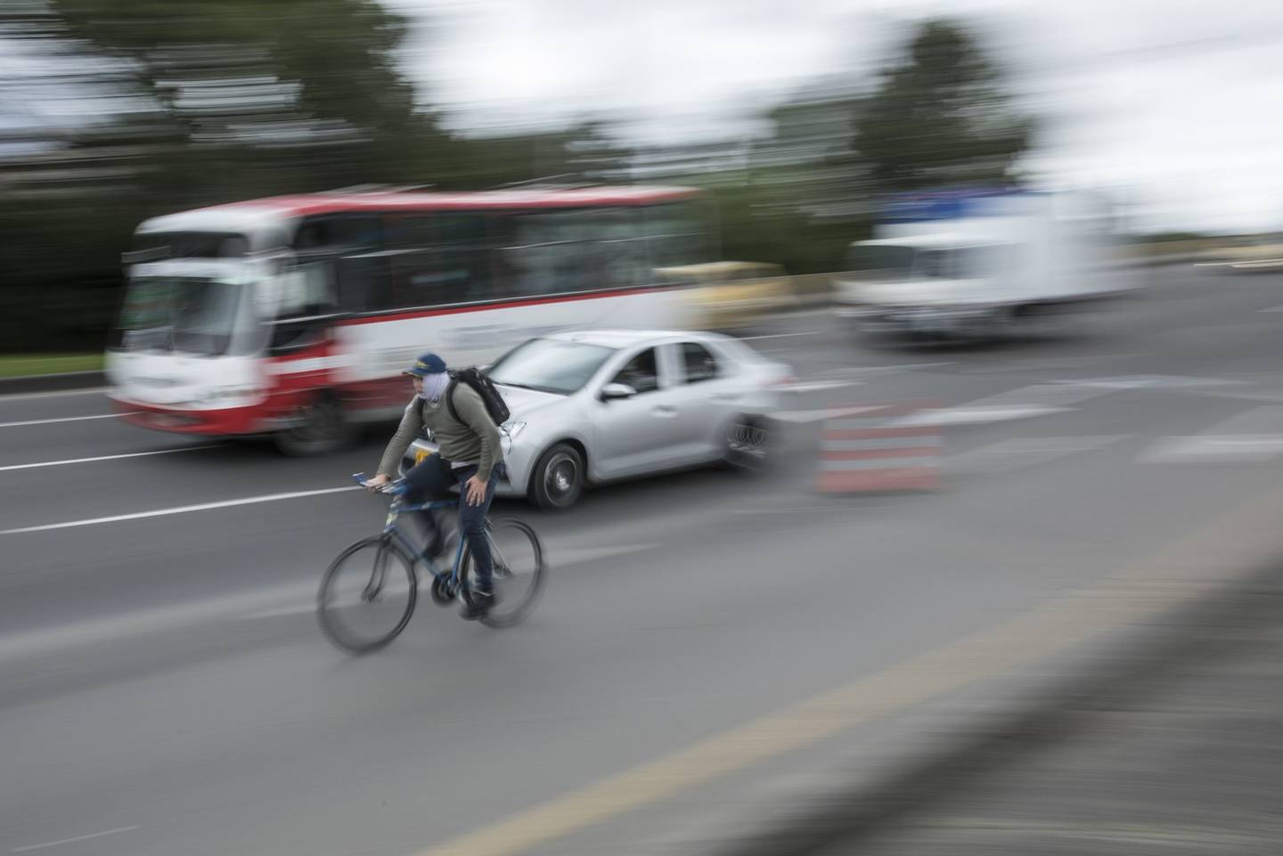 Un ciclista recorre una ruta temporal para bicicletas en la calle 68 en Bogotá, Colombia, el martes 2 de junio de 2020.