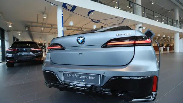 Crise no mercado de carro elétrico? Para a BMW, modelos vão impulsionar os ganhosdfd