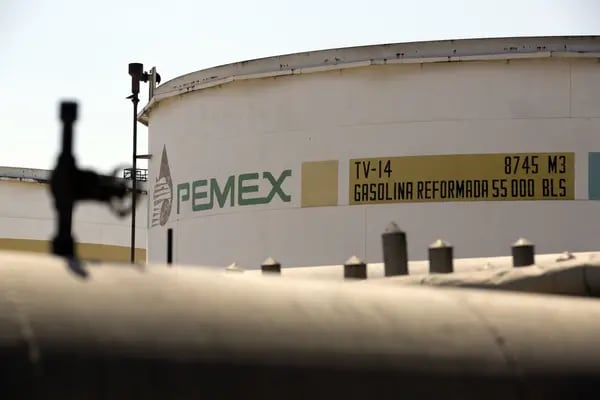 El logo de Petróleos Mexicanos (Pemex) sobre un tanque de almacenamiento en la refinería Miguel Hidalgo en Tula, Hidalgo.