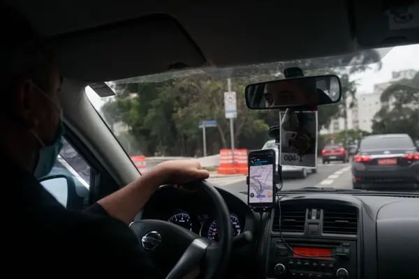 Motorista de Uber no trânsito de São Paulo. Foto: Patricia Monteiro/Bloomberg