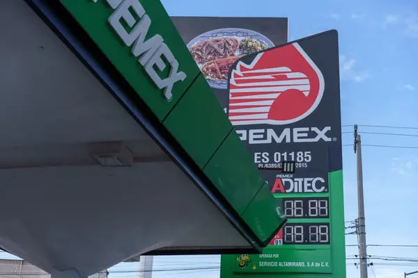 Un letrero con los precios de gasolinas y diésel en una gasolinera con la marca de la empresa estatal Petróleos Mexicanos (Pemex) en Ciudad Juárez, Chihuahua.