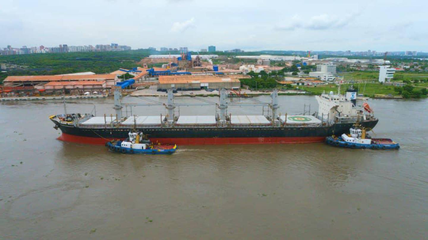 A ship carrying fertilizer arrives in Colombia from Venezueladfd