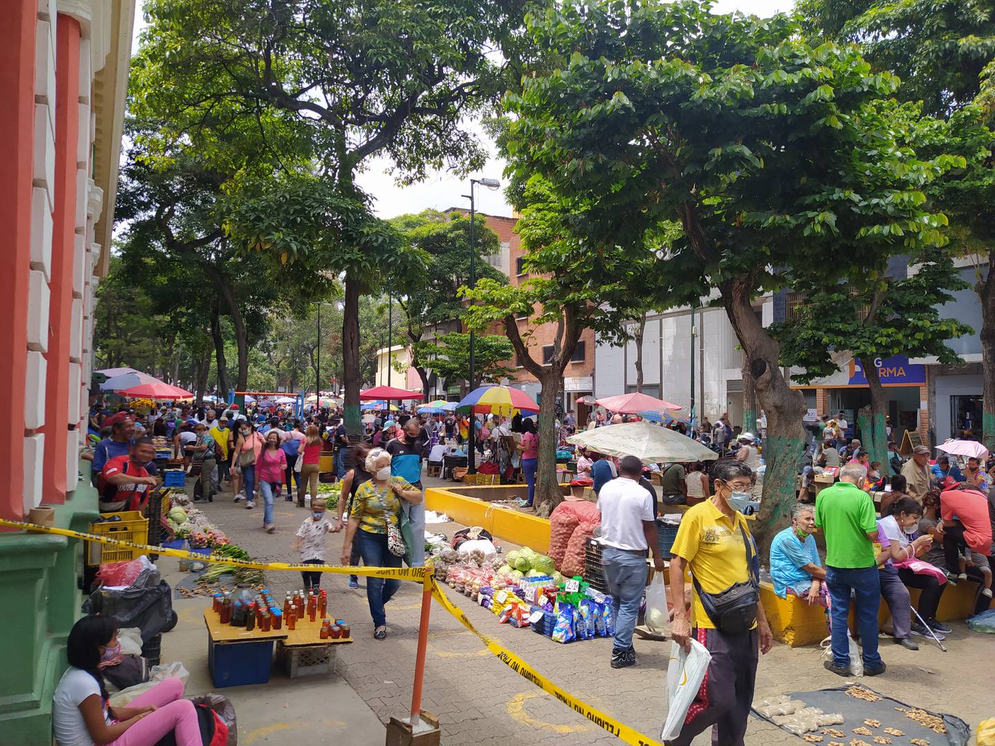 Vendedores informales en Catia, al oeste de Caracas / Foto Raylí Luján