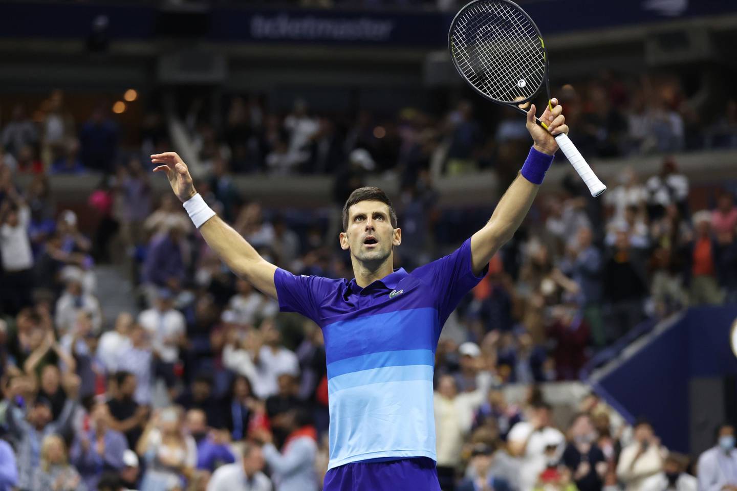 Novak Djokovic celebra la derrota de Alexander Zverev, durante su partido de semifinales masculinas en la duodécima jornada del US Open 2021 en el USTA Billie Jean King National Tennis Center.