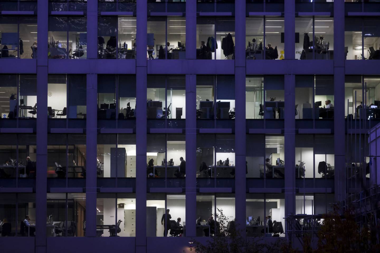 Los empleados trabajan en sus escritorios dentro de un edificio de oficinas en Londres, Reino Unido, el jueves 18 de noviembre de 2021.