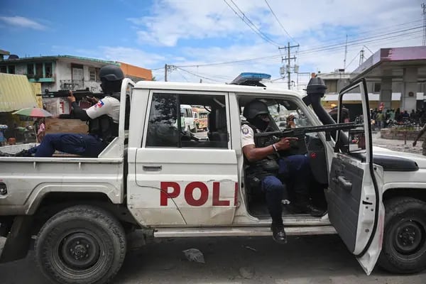 Policía patrullando en el centro de Puerto Príncipe, Haití.