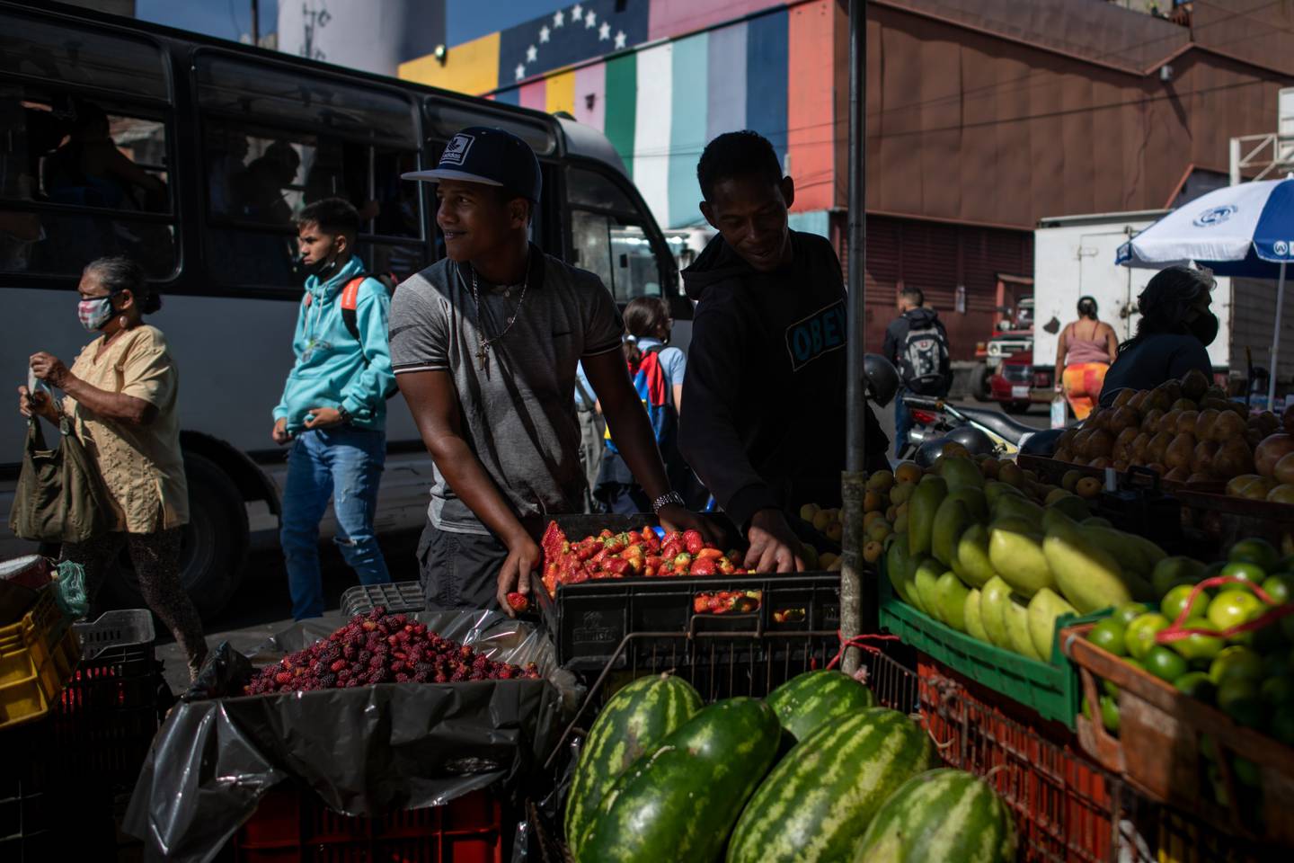 Vendedor ambulante vende fruta en un barrio de Caracas.Fotógrafo: Gaby Oraa/Bloombergdfd