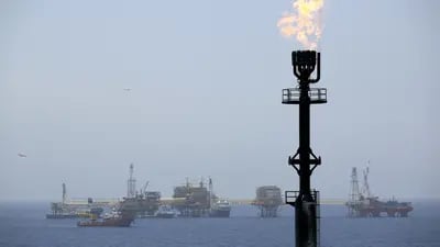 Gas es quemado en una torre de una plataforma de perforación marina operada por Petróleos Mexicanos (Pemex) en el activo petrolero the Ku-Maloob-Zaap frente a la costa de Ciudad del Carmen, México.