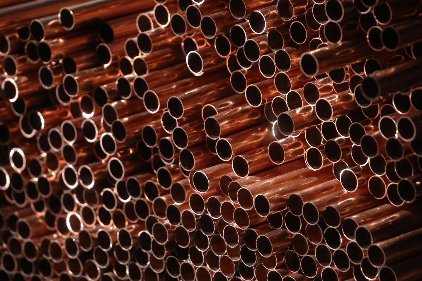 Tubos de cobre apilados en un almacén. Fotógrafo: Oliver Bunic/Bloomberg