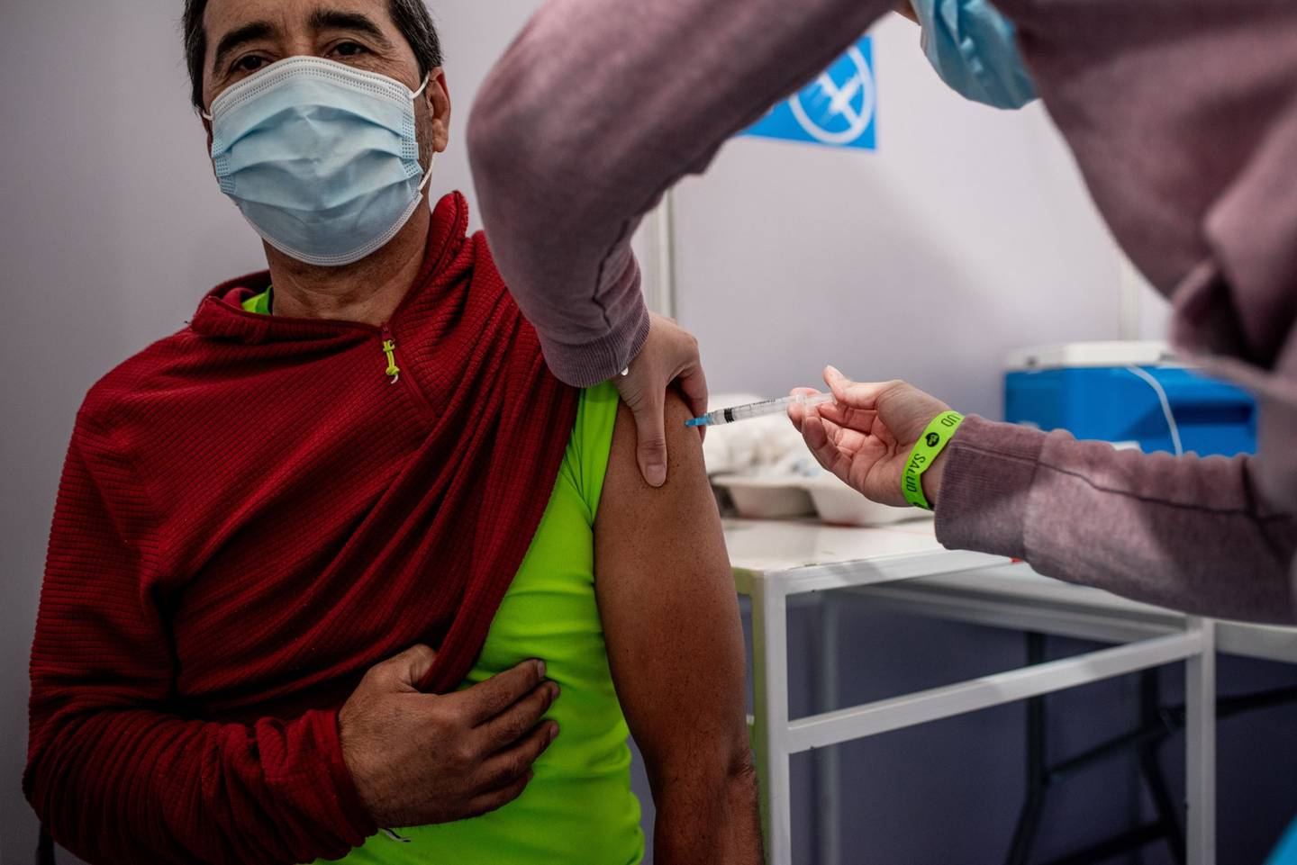 Un trabajador de la salud administra una dosis de la vacuna CoronaVac Covid-19 de Sinovac Biotech Ltd. en una clínica temporal dentro del Estadio Bicentenario en Santiago, Chile.