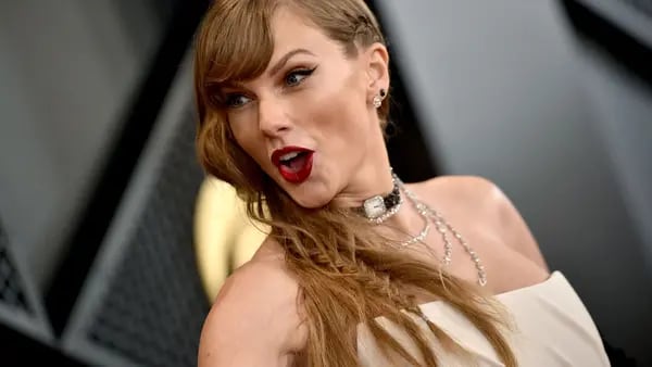 ¿Cuál es la historia del lujoso collar reloj de Taylor Swift en los Grammy 2024?dfd