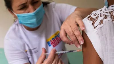 Una trabajadora de la salud venezolana administra una dosis de la vacuna Abdala.