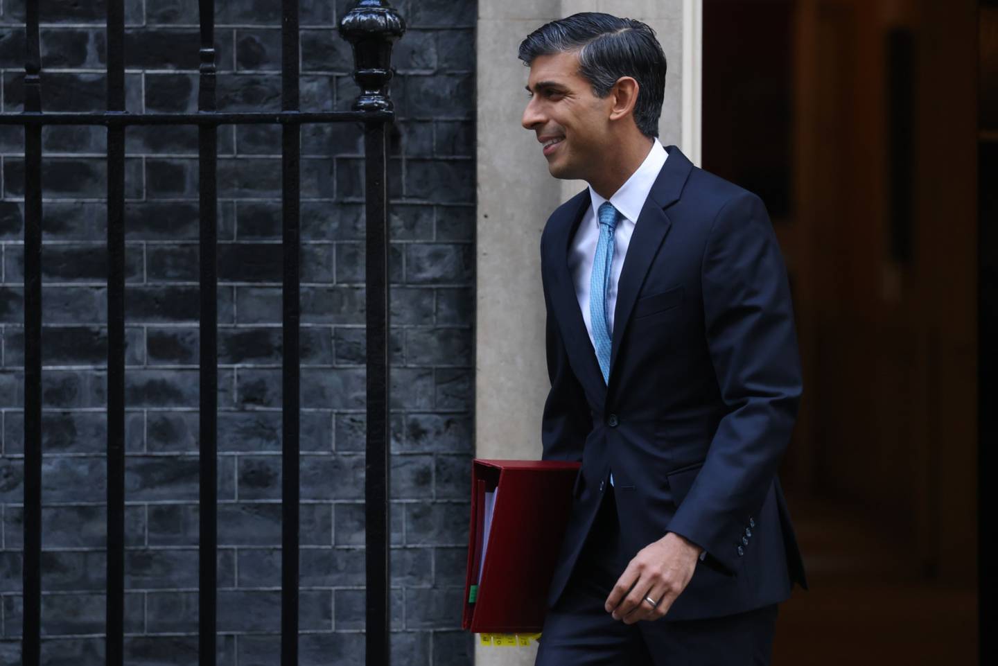 Rishi Sunak, primer ministro británico, sale del número 10 de Downing Street para asistir a una sesión semanal de preguntas y respuestas en el Parlamento, en Londres, Reino Unido, el miércoles 23 de noviembre de 2022.