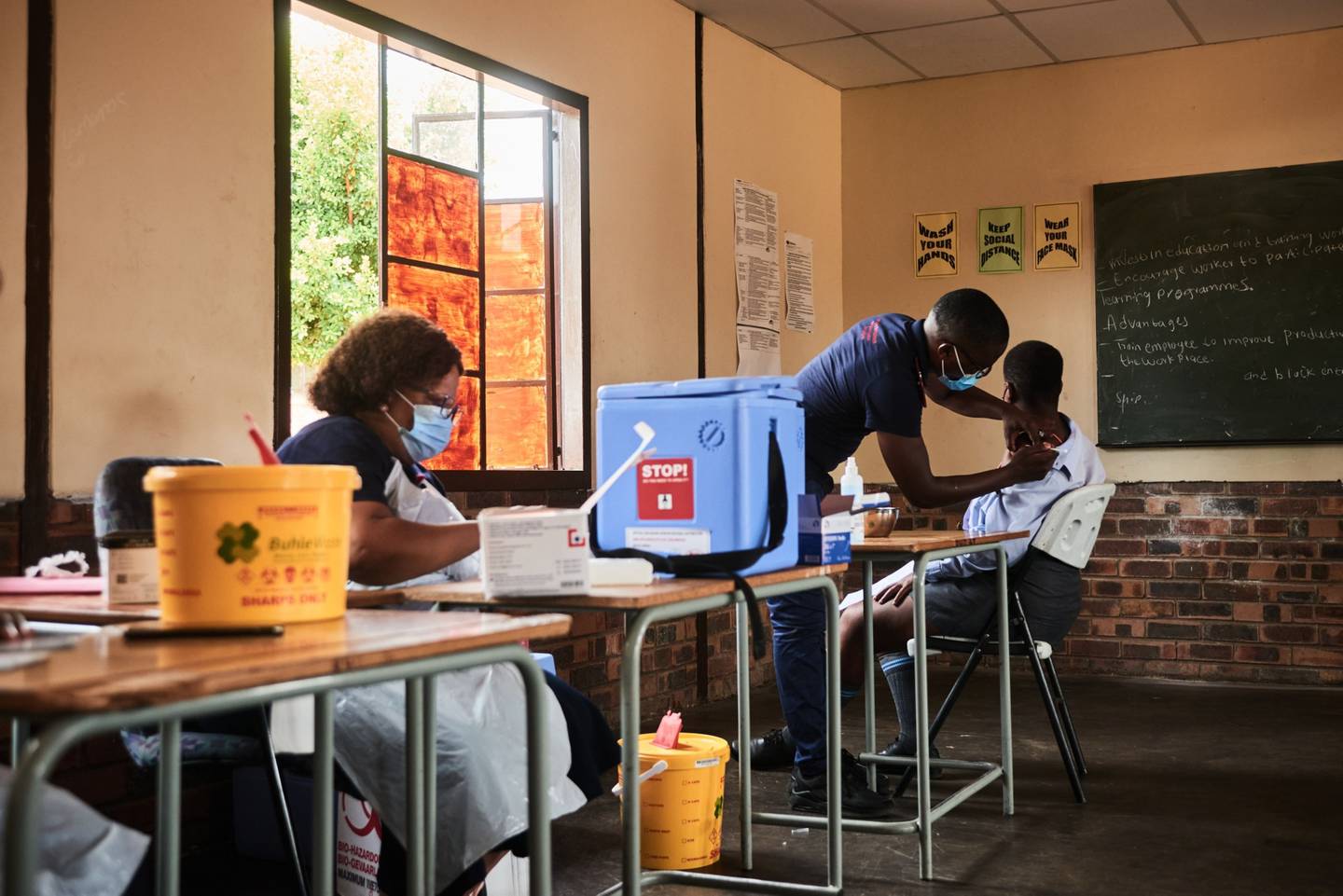Un trabajador sanitario administra una vacuna Covid-19 a un estudiante durante una campaña de vacunación rural de la ONG Broadreach en la Escuela Secundaria de Duduzile en Mpumalanga, Sudáfrica, el miércoles 9 de marzo de 2022.  Fotógrafo: Waldo Swiegers/Bloomberg