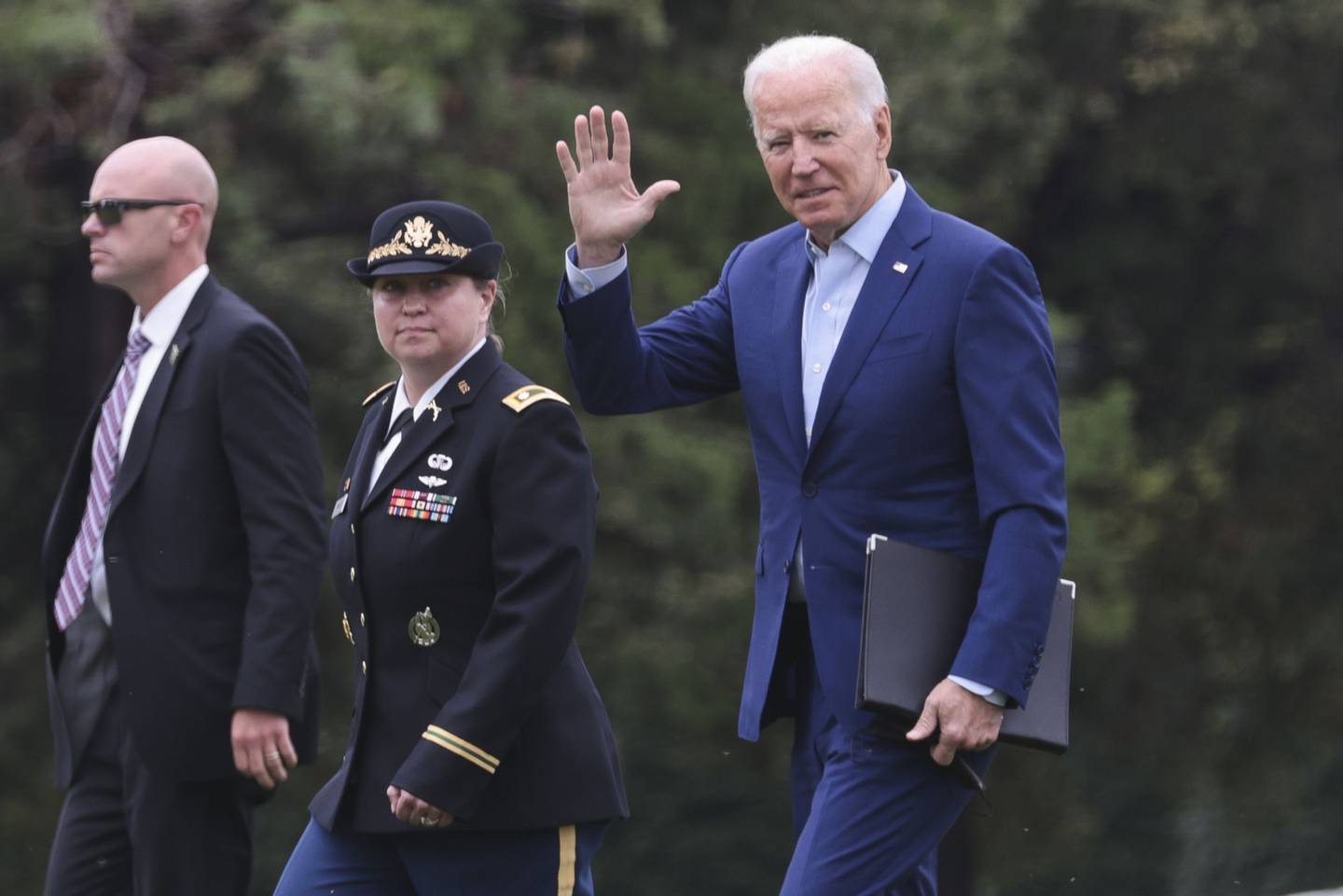 El presidente estadounidense Joe Biden llega a Fort Lesley J. McNair en Washington, DC, EE.UU., el lunes 16 de agosto de 2021. Los líderes talibanes marcharon hacia Kabul el domingo, preparándose para tomar el control total de Afganistán dos décadas después de que fueron destituidos por EE. UU. militar. Fotógrafo: Oliver Contreras / Sipa / Bloombergdfd