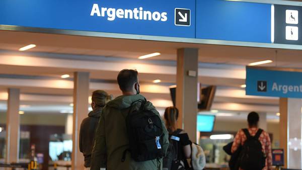 Crisis de inflación del 100% en Argentina impulsa éxodo de jóvenes a Europadfd
