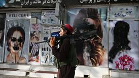 Los talibanes ordenan que las mujeres vuelvan a llevar el burka en público