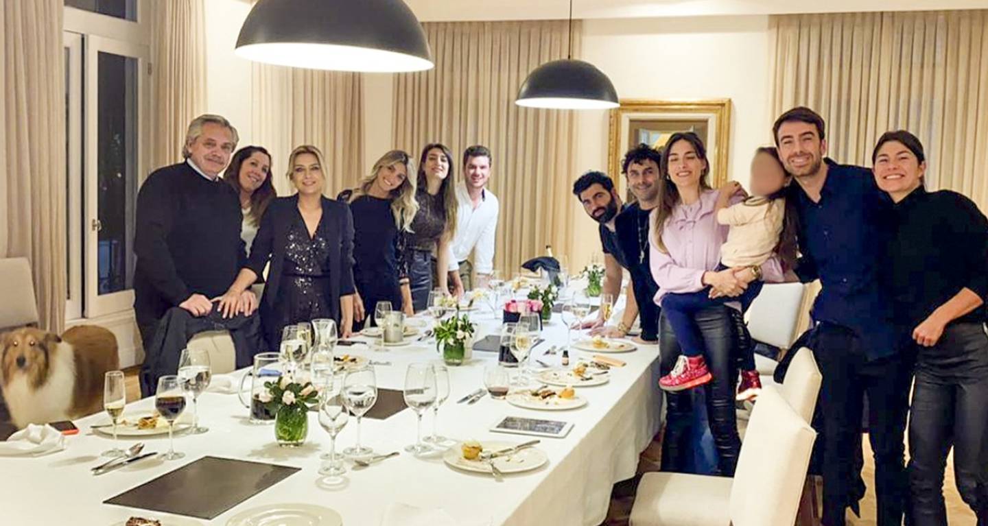 El 14 de julio de 2020, la primera dama, Fabiola Yáñez, celebró su cumpleaños con amigos y el Presidente Fernández en la quinta presidencial de Olivosdfd