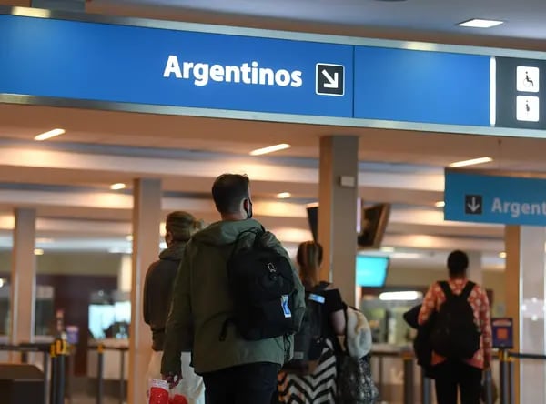 Los argentinos usaron sus tarjetas de débito y crédito para hacerse de dólares a un tipo de cambio favorable.