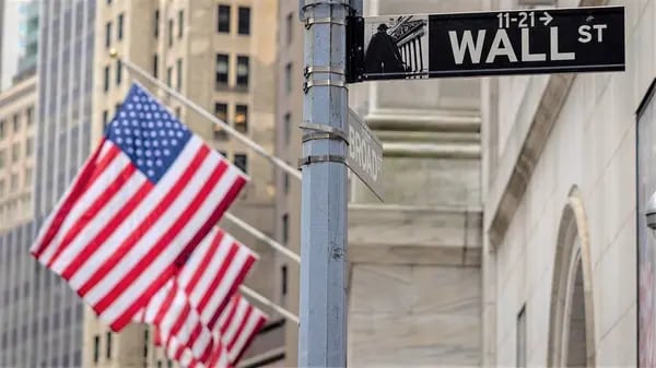 El cartel de Wall Street frente a la Bolsa de Nueva York en Nueva York. Fotógrafo: Yuki Iwamura/AFP/Getty Images
